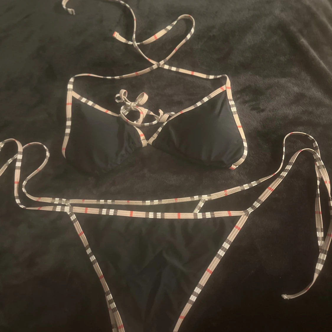 Svart bikini med rutiga band, strl L - 1