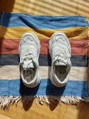 ROMBAUT Boccaccio II Sneakers 37 el ev 36 - ROMBAUT Boccaccio II Sneakers  Använda högst en timme. Orkar inte slita med att gå in dem.  De sitter väldigt precis på mig som är 37. Så en 36,5 alt 36 kanske funkar bättre. Kan ha tjockare sockor. Säljer ett par stilrena vita sneakers. Skorna har en unik design och en robust sula. Perfekt för den modeintresserade som vill sticka ut från mängden.Säljer ett par chunky vita sneakers från Rombaut med kraftig plattformssula och snörning. OBS. De väger över kilot. Kolla så frakten är rätt. 