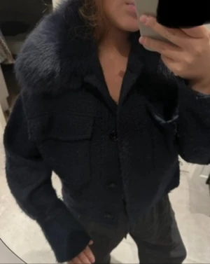 Mörkblå pälsjacka från Meotine💙 - Jättefin jacka utan slitningar! Skriv för bilder på lappar och märket!