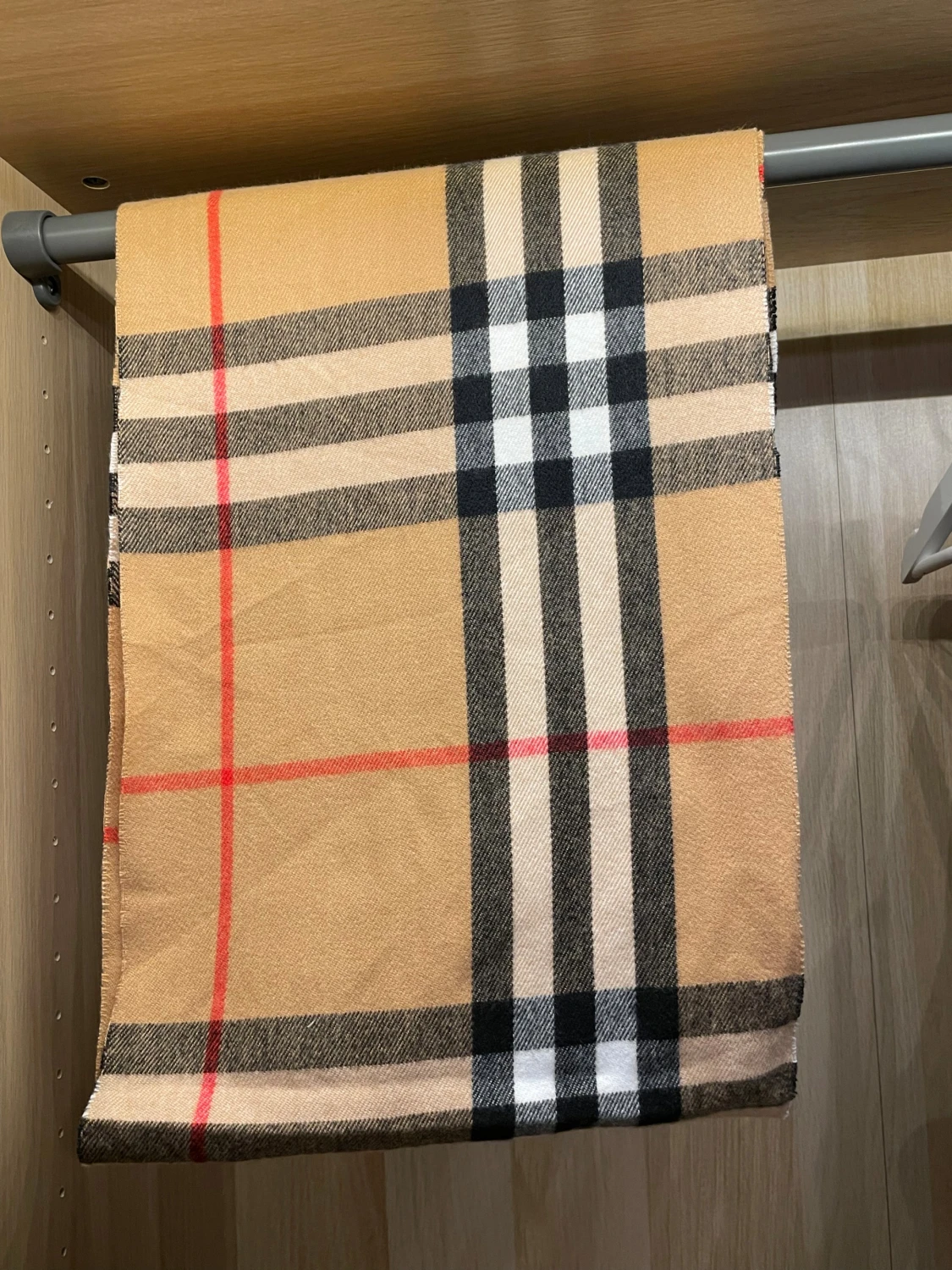 Rutig beige halsduk från Burberry - 4