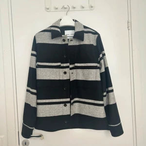 Randig overshirt från Samsøe Samsøe - Tunn jacka från Samsøe Samsøe. Haft den undanlagd så är i super bra skick, tyvärr har man växt ut storleken den så säljer vidare.