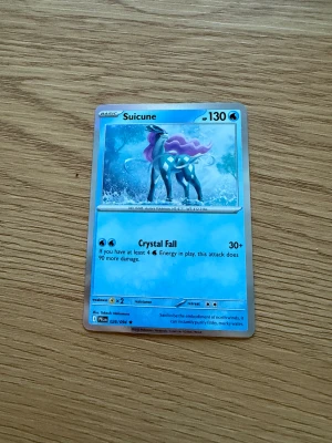 Suicune - Cool Pokémonkort med Suicune, en legendarisk vatten-Pokémon med 130 HP och attacken Crystal Fall. Perfekt för samlare och fans av Pokémon! Kortet har snygg design och är ett måste för dig som vill ha något unikt i din samling.