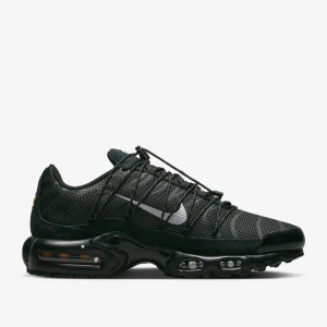 Nike Air Max Plus Utility Svarta sneakers - Nike Air Max Plus Utility sneakers i svart med silvrig swoosh. Skorna har mesh-överdel, synliga Air Max-enheter i sulan och snörning med reflekterande detaljer. Robust yttersula och sportig design som sticker ut. Perfekt för dig som gillar streetwear och komfort.