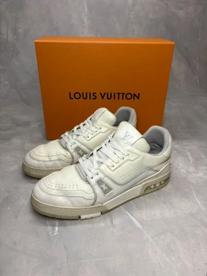 Louis Vuitton trainers vita - Vita Louis Vuitton trainers, med allt original! Storlek lv10 men sitter som 45. Nypris ligger på 14000kr, vårt pris: 3390kr. Självklart äkta! DM vid intresse!