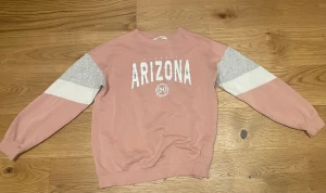 Rosa hoodie  - En väldigt fin rosa som passar med exakt allt.  Inga tydliga fläckar eller annat. 💕 Har du en fråga tveka inte, fråga! Pris kan också diskuteras. 