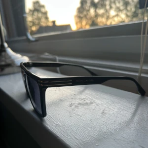 Marc jacobs solglasögon - Köpta på Zalando för 2799kr. Använda en sommar så de är fortfarande fräscha.