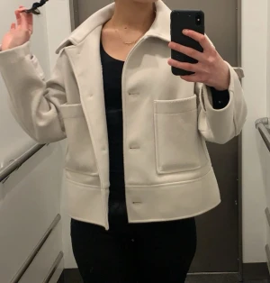 Beige kappa från Kappahl  - Säljer denna beiga kappa från Kappahl i storlek S!! 