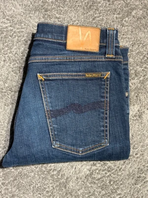 Mörkblåa Nudie Jeans - Mörkblåa Nudie Jeans||Skick 9/10||Storlek 31/34||Modell Tube Kelly||Skriv vid minsta intresse||