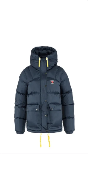 Marinblå Fjällräven pufferjacka XXS - Säljer en marinblå Fjällräven jacka med gul snörning i huvan och nederkant eftersom jag skaffat en annan. Har tagit väl hand om den och använt några fåtal gånger. Första bilden är inte min! Nypris 7 495kr💕