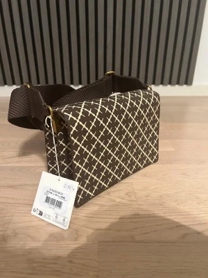 Brun axelväska från By Malene Birger - En brun malene birger väska till salu. Helt oanvänd, säljer på grund av att tid till ångerrätt har gått ut. Köptes för 3000:-, säljer nu för 2700:-