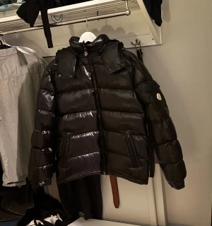 Moncler Maya - Säljer denna sjukt snygga jackan ifrån Moncler. Modellen Maya. Storlek M. Skick 10/10. Du kanske förstår varför den är lite billigare.