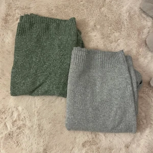 Stickade tröjor från Vero Moda - Mysiga stickada tröja från Vero Moda med rund hals och ribbade detaljer vid hals och ärmslut. Storlek S på båda. 50kr styck eller 90kr för båda. 