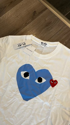 Commes Des Garçons T-shirt  - Säljer en helt ny vit Comme des Garçons T-shirt med hög kvalité för väldigt bra pris. Den är helt ny med prislapp och oanvänd med storleken S. Skriv vid intresse!!!!   