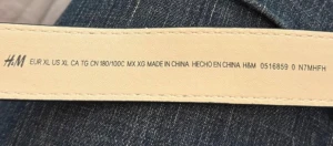 Svart skärp i skinn från H&M XL - Svart bälte från H&M i storlek XL, tillverkat i skinn med en stilren, silverfärgad metallspänne. Bältet har en klassisk, slät design utan mönster och passar perfekt till jeans eller kostymbyxor. Snyggt och enkelt att matcha med olika outfits.