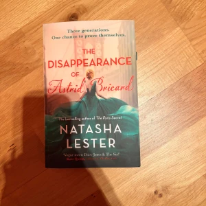 The Disappearance of Astrid Bricard - En fängslande roman om tre generationer och deras kamp för att bevisa sig själva. Perfekt för dig som gillar dramatiska berättelser, mode och starka kvinnliga karaktärer. Skriven av bästsäljande författaren Natasha Lester. Den är på engelska!