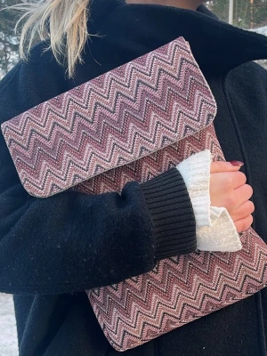 datorfodral  - INTRESSEKOLL på detta ursnygga unika datorfodralet, köpt från ett avgånget UF företag så görs inte längre 🥰