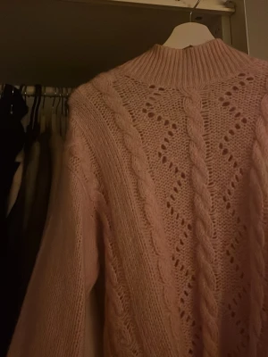 Vintage mohair  - Sjukt snygg vintage mohair tröja köpt i en skit cool vintage butik i Madrid i höstas! Så perfekt o snygg me turtle neck o passar en mysigt sommar o vinter!!! Som sagt jättebra skick o kvalité samt material!❤️❤️