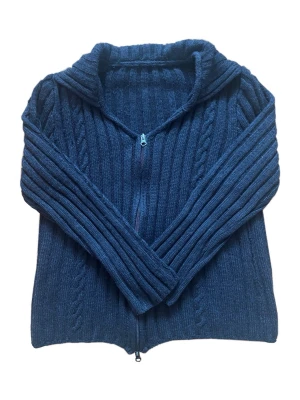 Kofta med dubbeldragkedja - Gråsvart stickad kofta med krage och dubbeldragkejda som går att stänga uppe och nere. Lite slit synligt på dragkedjan men annars bra skick!