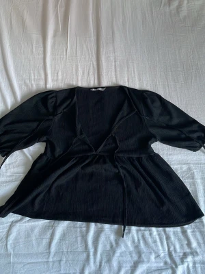Blus!! - Söt svart blus ifrån lager 157. Använd några gånger men säljer då de inte är min stil längre. Postar inom 24 timmar!!💕
