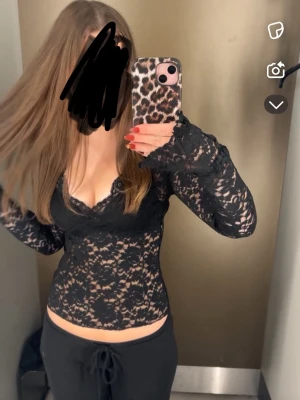 Svart spetstopp  - Säljer en svart topp med spets. Använd 1 gång tidigare❤️