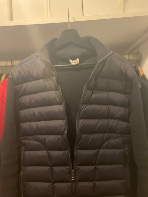 Moncler cardigan - Säljer moncler cardigan i mycket bra skick! Inga defekter eller hål på plagget. Passar dig som har storlek small! Kan gå ner vid snabbaffär