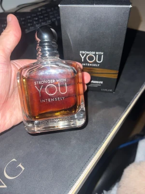 Stronger With You Intensely 100ml - Emporio Armani Stronger With You Intensely. 100ml , använd runt 10 sprays , fick som present ! Köpt i usa! Sephora! Har kvitto kan skicka bild vid intresse! 