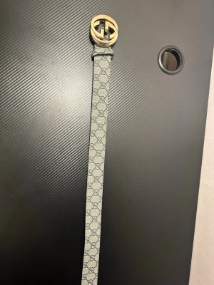 H&M bälte beige/blå - 110cm, skickas med skydd och ett metall som man kan göra extra hål med. Helt ny!