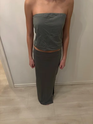 Bershka sett - Slutsålt jättesnyggt sett med tubtopp o kjol💕 tubtoppen är st M men passar S och kjolen är st S. Använd 1 gång