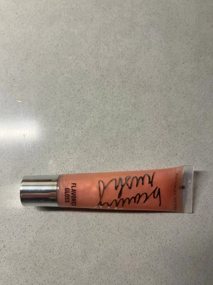 Victoria's Secret Pink Goes Pop läppglans - Säljer ett Victoria's Secret flavored gloss i färgen Pink Goes Pop. Läppglanset kommer i en tub med silvrigt lock och har en rosa ton. Tuben har snyggt tryck i silver och är enkel att ta med i väskan. Perfekt för dig som vill ha glansiga och mjuka läppar med en hint av färg. Helt ny men har inte kvar origalförbackning därav valt mycket bra som skick