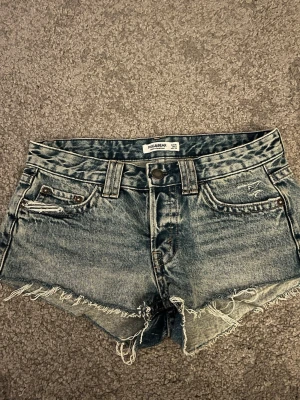 blåa jeans shorts - Säljer ett par jätte snygga jeans shorts från pull&bear i storlek 36