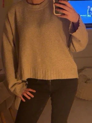 beige stickad tröja  - beige stickad tröja från hm 💗💗 spegeln är smutsig inte tröjan!! 😊😊 storlek m men tycker att den är mer som s