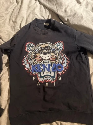 kenzo sweatshirt  - Kenzo sweatshirt, Storlek Xs den passar mig som är 176 men den är nästan för liten, Lite hål som är sydda det syns på dom sista bilderna annars fin och det är inget man tänker på när man har på sig den. 