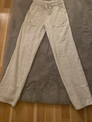 Ljusgrå mjukisbyxor från 157 i XS - ljusgråa mjukisbyxor från lager 157 i storlek XS. 