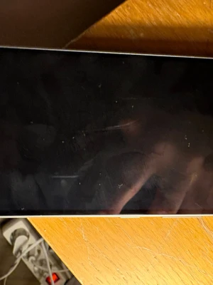 Samsung galaxy A56 - Telefonen är i bra skick på baksidan men skärmen har liten spricka och repor men fungerar som den ska. Köpte den helt sprillans ny för 6000 kronor och har bara haft den i 7 månader  Batteriet är fortfarande helt ny och håller i ett dygn med fullt batteri procent