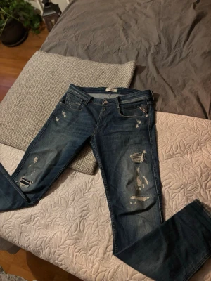Replay jeans med slitningar - Säljer ett par tvär feta Replay jeans i storlek 32/34, anbass 