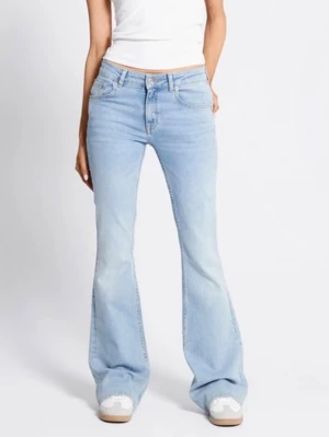 Ljusblå bootcut jeans - Säljer ett par ljusblå bootcut jeans med klassisk femficksdesign och låg midja. Jeansen är ifrån lager och heter ”Low boot”. Jeansen är använda och har slitningar längst ner vid benen. Pris kan diskuteras skriv om fler bilder eller frågor💕