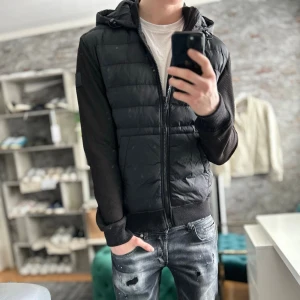 Cardigan - Mycket bra skick, inga defekter! Storlek M sitter som  M och passar dig som är mellan 180-190 ungefär. Nypris ca 1000kr. Modellen är 185 cm, 75kg. Passar bra nu till våren! Skriv för mer information!🤝