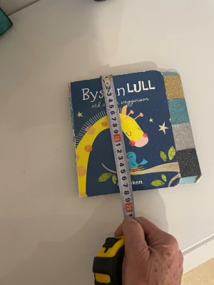 Byssan Lull och andra vaggvisor - En mysig och färgglad bok fylld med klassiska vaggvisor. Perfekt för en lugn stund vid sängkanten, med söta illustrationer av djur och stjärnor. Passar dig som vill ha en trygg och rogivande läsning innan läggdags.