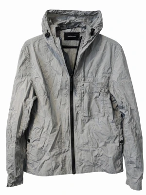 Ljusgrå vindjacka från Peak Performance - Jag säljer en lätt, snygg och smidig jacka ifrån Peak Performance i grå färg. Perfekt som vår-/sommarjacka eller som ett extra lager.  Vindavvisande material, huva och bröstficka med dragkedja. Enkel, stilren modell som funkar till det mesta✌🏻