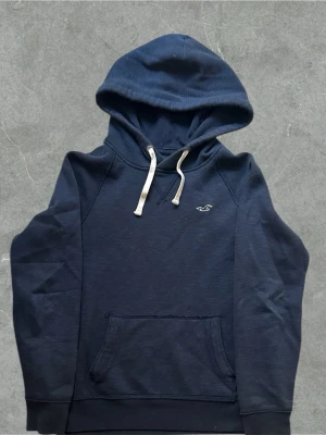 Hollister hoodie  - Snygg hollister hoodie i storlek S. Mycket bra skick. Skickas inom 1 dag efter köp. Skickas bara me PostNord🙌🏼för frågor osv så är de bara å kontakta mig😇🙌🏼
