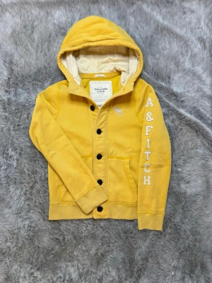 Abercrombie & Fitch hoodie - Säljer denna sällsynta och mycket eftertraktade Abercrombie & Fitch hoodie | Storlek M | Skick 9/10 | Vid eventuella frågor hör gärna av dig och erbjuder bra pris vid köp av bundle 😁✅