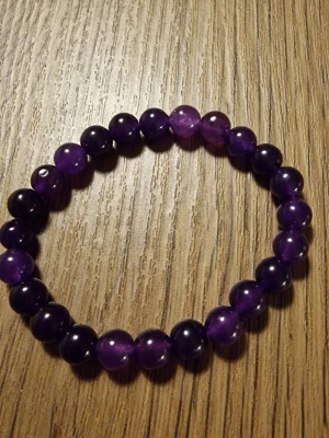 Ametist & kvarts pärlstretcharmband - Ametist & kvarts pärlstretcharmband. Elegant & sött. Idealiskt för dagligt bruk eller gåva. Storlek 18 cm. Storlek pärlor 0,8 cm