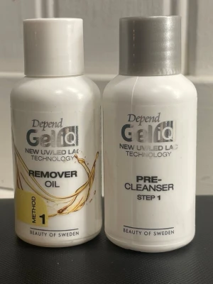 Depend Gel iQ Pre-Cleanser & Remover Oil - Köp 1 för 35kr eller båda för 65kr. Säljer två vita flaskor från Depend Gel iQ-serien: en Pre-Cleanser Step 1 och en Remover Oil Method 1. Båda är anpassade för UV/LED-lack och har smidiga plastflaskor med skruvlock, en med silverfärgat lock och en med vitt. Perfekt för dig som fixar naglarna hemma. Oanvända!