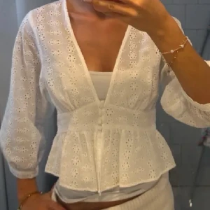 Vit topp - Vit broderad topp från Zara, står strl L men sitter mer som S/M, en knapp sitter löst (se sista bilden) men annars inga defekter!