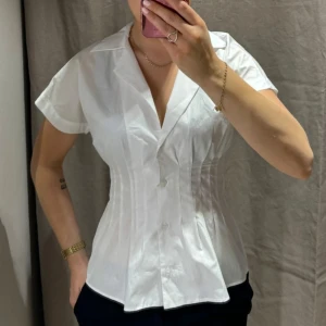 Figursydd skjorta  - Endast använd vid ett tillfälle, som nyskick! Formar fint💕💕har vanligtvis xs-s!