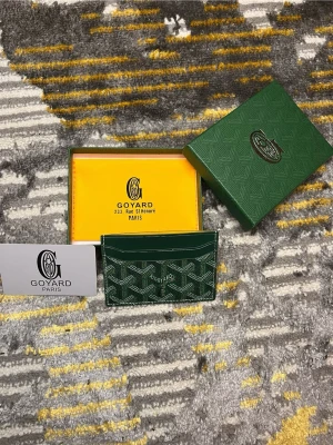 Grön Plånbok - Säljer en helt ny o oanvänd fin plånbok, den kommer med ett G… , box. Finns få kvar i lager. Vid fler bilder eller funderibgar så är det bara att kontakta. VID STÖRRE KÖP ÄR PRISET LÄGRE.