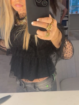 Fin blus  - Super söt svart blus som passar till allt! Inga defekter!💞
