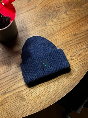 Acne mössa - Säljer en svart acne mössa som passar perfekt inför vintern ☃️  Aldrig använd endast testad