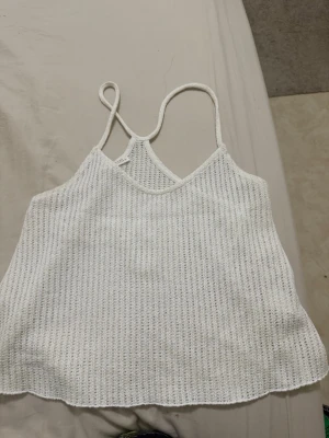 Vit ribbad linnetopp med smala band - Jätte söt liten sommar topp från pull n bear fint skick storlek S