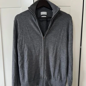 These Glory Days Full Zip - Säljer en riktigt fet Merinoulls fullzip/cardigan! Storlek S, fint skick. Skriv vid frågor🔥